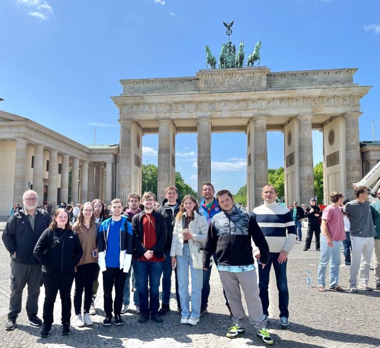 Study abroad students pose in front of the Brandenburg Gate in Berlin Germany